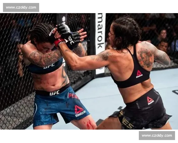 霍利霍尔姆对决阿曼达巅峰之战女子格斗传奇再起风云荣耀夜赛场上